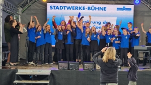 Jubelnde Kinder