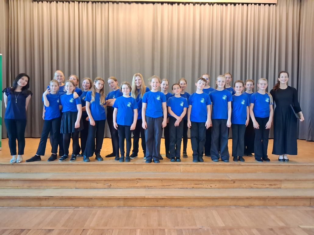 Der Kinderchor auf der Bühne beim Landeschorwettbewerb in Schwerin