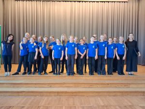 Der Kinderchor auf der Bühne beim Landeschorwettbewerb in Schwerin