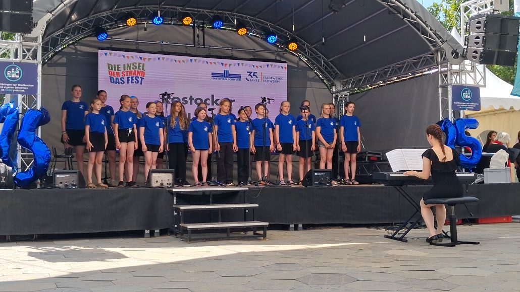 Unser Kinder- und Jugendchor auf der Bühne des Strandfests in Schwerin