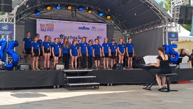 Unser Kinder- und Jugendchor auf der Bühne des Strandfests in Schwerin