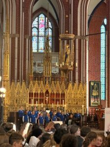 Der Chor singt beim Abschlusskonzert im Münster in Bad Doberan