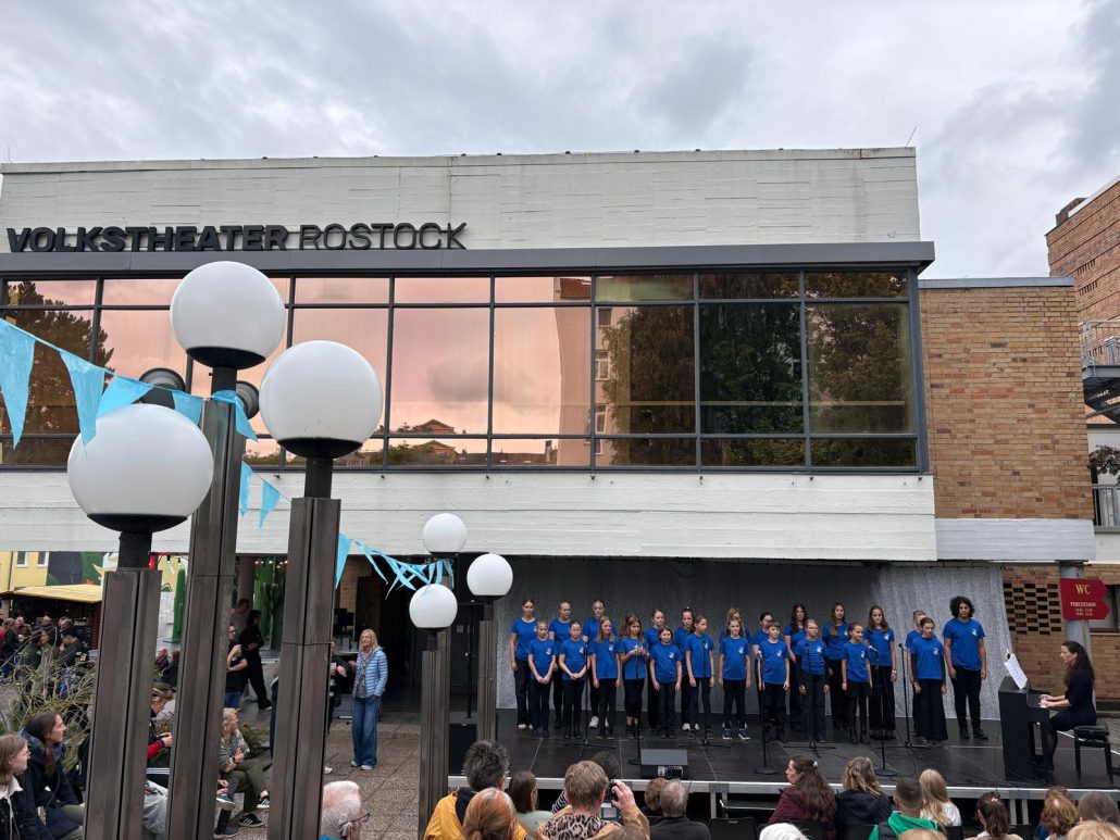 Der Kinderchor singt beim Spielzeiteröffnungsfest auf der Bühne vor dem Volkstheater Rostock