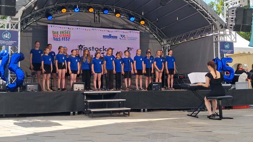 Der Kinderchor auf der Bühne beim NDR Chor-Contest