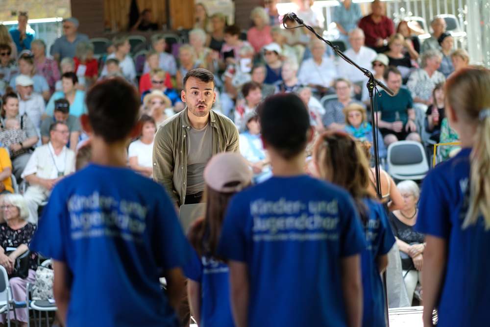 Kinder des Vorchors von hinten in blauen Chor-Shirts